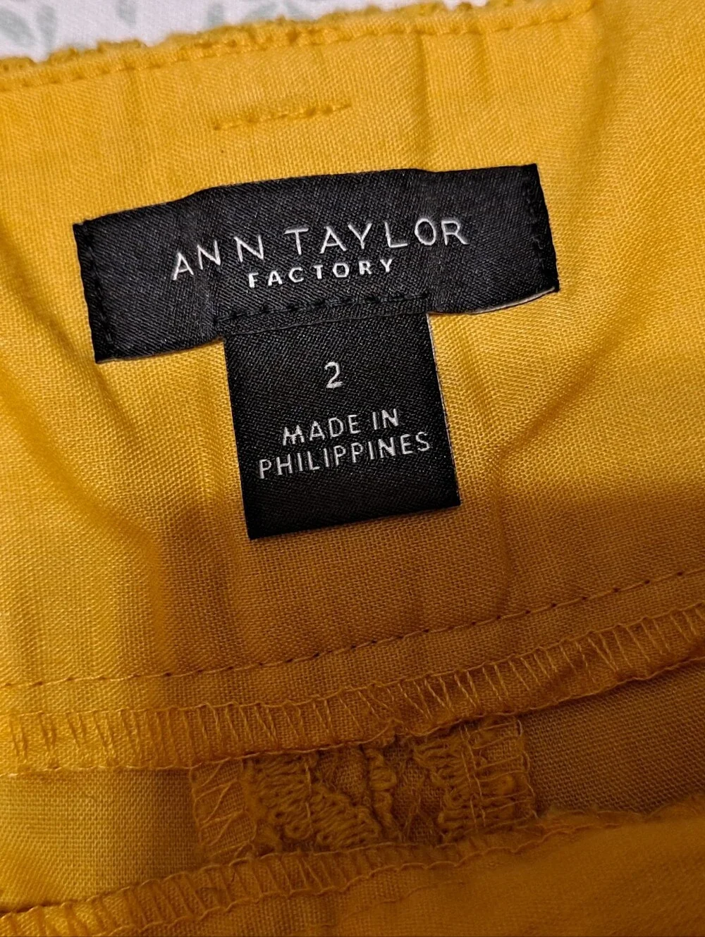 Ann Taylor Factory Women's Mustard Lace Shorts Sz 2